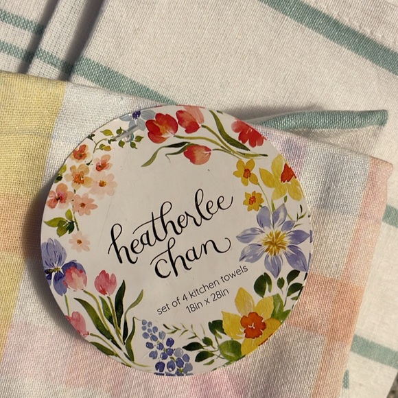 BRAND NEW, Set of 4 Spring Time Kitchen Towels - Picture 6 of 6